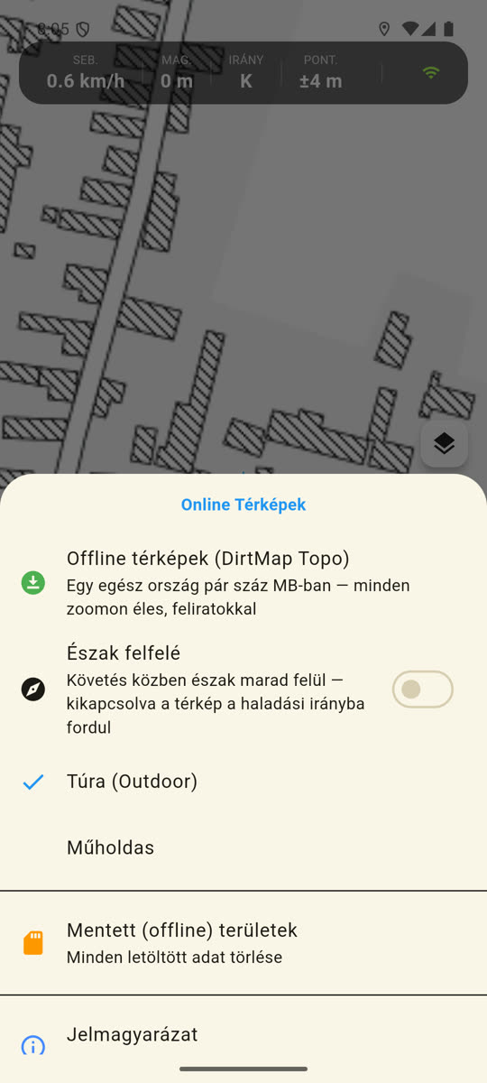a felcsúszó rétegek lap nyitva, látszik az Offline térképek sor és a Műholdas / Túra (Outdoor) választás.